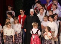 S. Jadwiga z najmłodszymi wykonawcami widowiska jasełkowego.