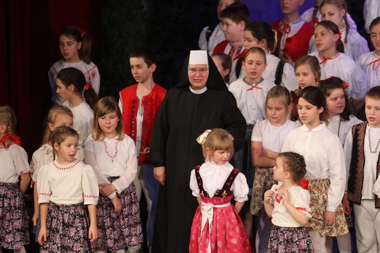 S. Jadwiga z najmłodszymi wykonawcami widowiska jasełkowego.