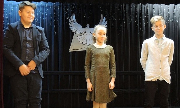 Tegoroczni laureaci konkursu recytatorskiego na scenie Domu Kultury "Włókniarzy"