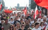 W marszach patriotycznych biorą udział zarówno dzieci, młodzież, jak i ich rodzice i dziadkowie