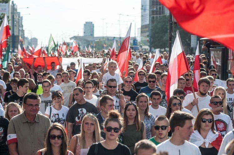 W marszach patriotycznych biorą udział zarówno dzieci, młodzież, jak i ich rodzice i dziadkowie