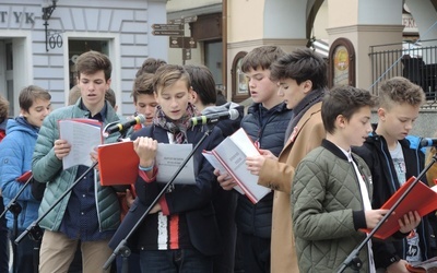 Licealiści KTK poprowadzili "Narodowe śpiewanie" na bielskim Rynku