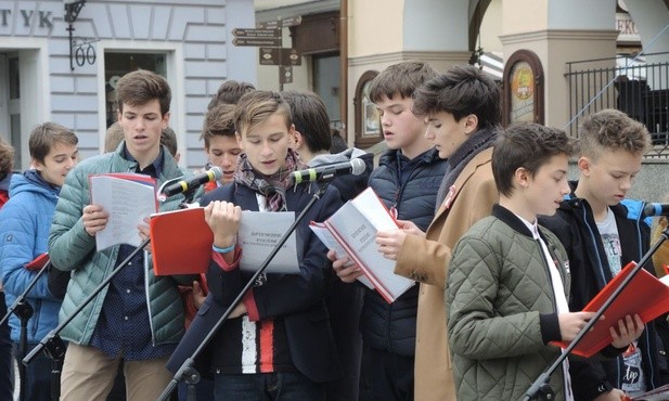 Licealiści KTK poprowadzili "Narodowe śpiewanie" na bielskim Rynku