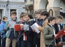 Licealiści KTK poprowadzili "Narodowe śpiewanie" na bielskim Rynku