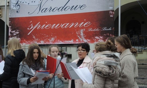 Młodzi przygotowali śpiew pod kierunkiem Jadwigi Grudzińskiej