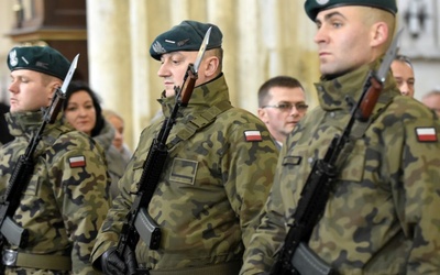 Do bazyliki przyjechali żołnierze z X Brygady Logistycznej w Opolu.