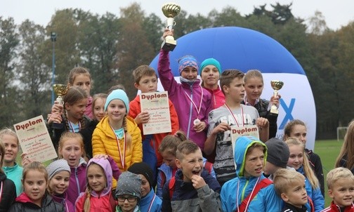 Puchary trafiły w ręce najlepszych zespołów biegaczy