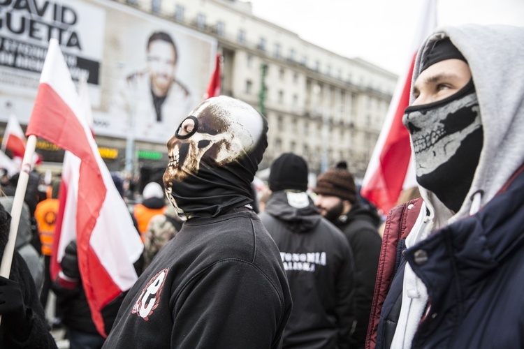 Tysiące flag pod hasłem "My chcemy Boga" 