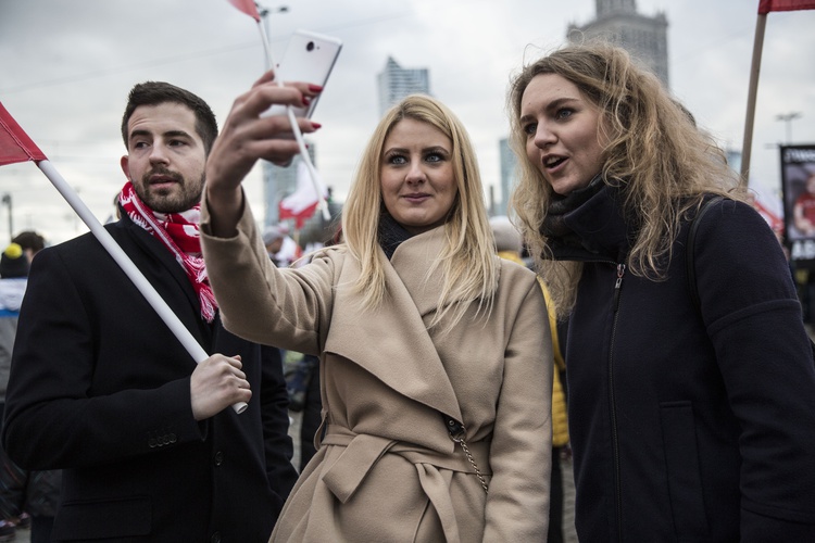 Tysiące flag pod hasłem "My chcemy Boga" 