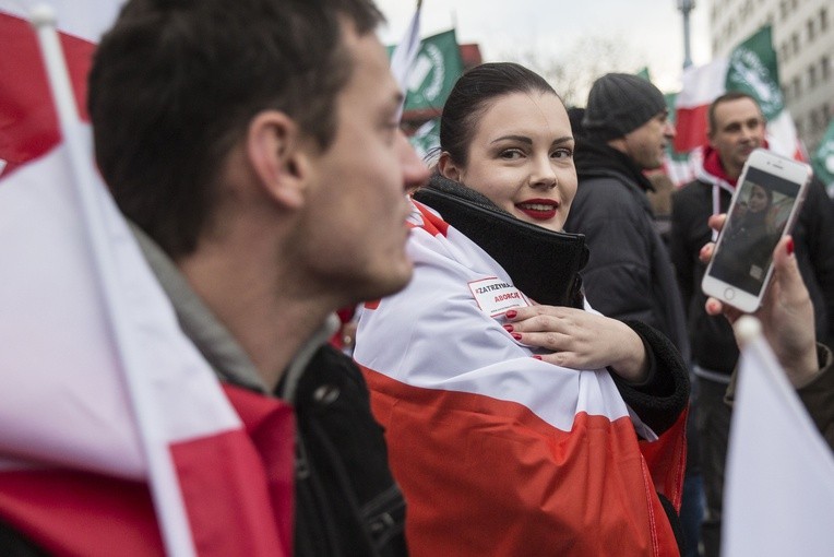 Tysiące flag pod hasłem "My chcemy Boga" 