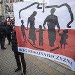 Tysiące flag pod hasłem "My chcemy Boga" 