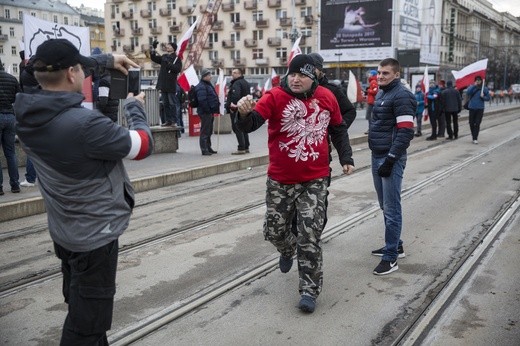 Tysiące flag pod hasłem "My chcemy Boga" 