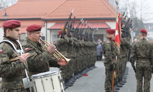 Hołd bohaterom złożyli też żołnierze, oddając salwę honorową