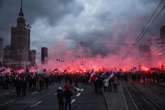 Tysiące flag pod hasłem "My chcemy Boga" 