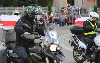 Rajczański Marsz Niepodległości otwierała grupa motocyklistów z biało-czerwonycmi chorągiewkami