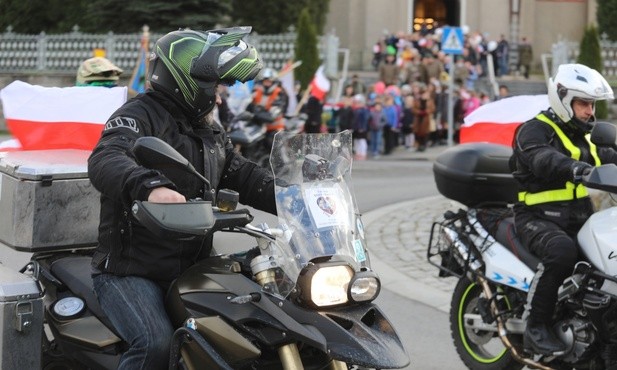 Rajczański Marsz Niepodległości otwierała grupa motocyklistów z biało-czerwonycmi chorągiewkami