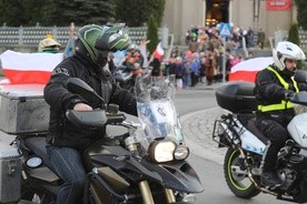 Rajczański Marsz Niepodległości otwierała grupa motocyklistów z biało-czerwonycmi chorągiewkami