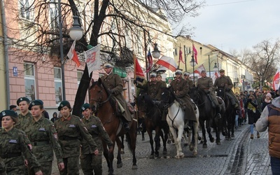 Uczestnicy uroczystości przeszli od katedry na Plac Konstytucji 3 Maja 