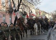 Uczestnicy uroczystości przeszli od katedry na Plac Konstytucji 3 Maja 