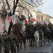 Uczestnicy uroczystości przeszli od katedry na Plac Konstytucji 3 Maja 