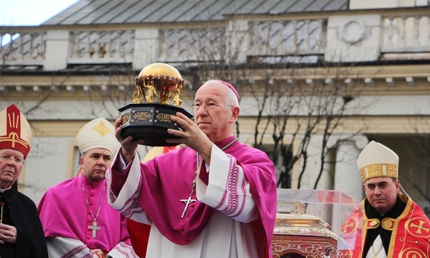 Bp Andrzej F. Dziuba błogosławi relikwiarzem św. Wiktorii