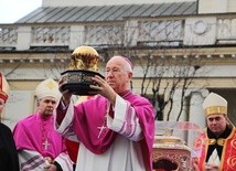 Bp Andrzej F. Dziuba błogosławi relikwiarzem św. Wiktorii