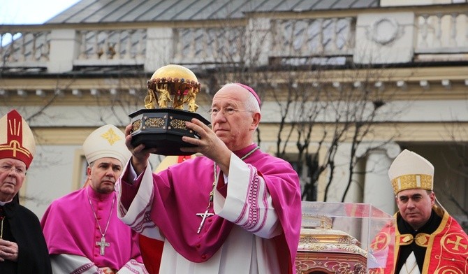 Bp Andrzej F. Dziuba błogosławi relikwiarzem św. Wiktorii