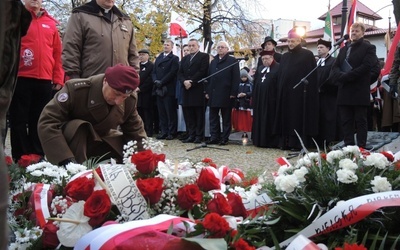 Delegacje złożyły kwiaty pod pomnikiem na cmentarzu wojskowym w Bielsku-Białej