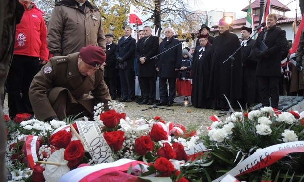 Delegacje złożyły kwiaty pod pomnikiem na cmentarzu wojskowym w Bielsku-Białej