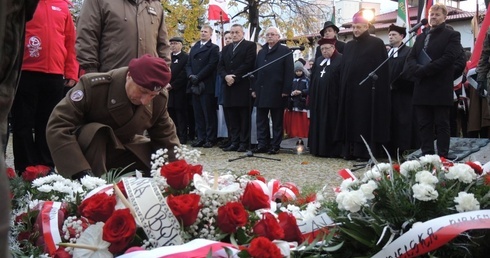 Delegacje złożyły kwiaty pod pomnikiem na cmentarzu wojskowym w Bielsku-Białej