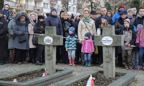 Bielszczanie na cmentarzu wojskowym 11 listopada