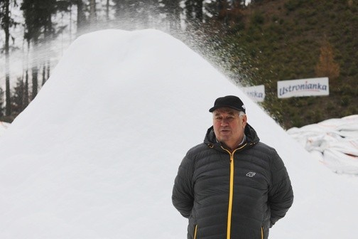 Nad przygotowaniami skoczni do soboty czuwał dyrektor obiektu Andrzej Wąsowicz