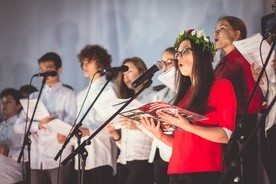 Kłodzką Lekcję Śpiewania poprowadził Janusz Laska, a na scenie śpiewały dzieci i młodzież z kłodzkiego Zespołu Szkół Społecznych. Pojawili się też m.in. Wojciech Murdzek, poseł na Sejm RP, Maciej Awiżeń, starosta kłodzki, Michał Piszko, burmistrz Kłodzka, oraz dziekan ks. Julian Rafałko