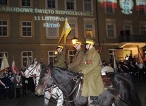 Ułani na koniach w przemarszu na placu Marszałka Józefa Piłsudskiego w Kutnie