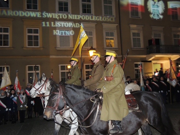 Ułani na koniach w przemarszu na placu Marszałka Józefa Piłsudskiego w Kutnie
