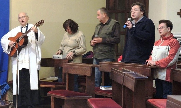 Od lipca br. mieszkańcy Bier razem ze swoim proboszczem przygotowują Wieczory Uwielbienia w intencji ożywienia wiary w parafii