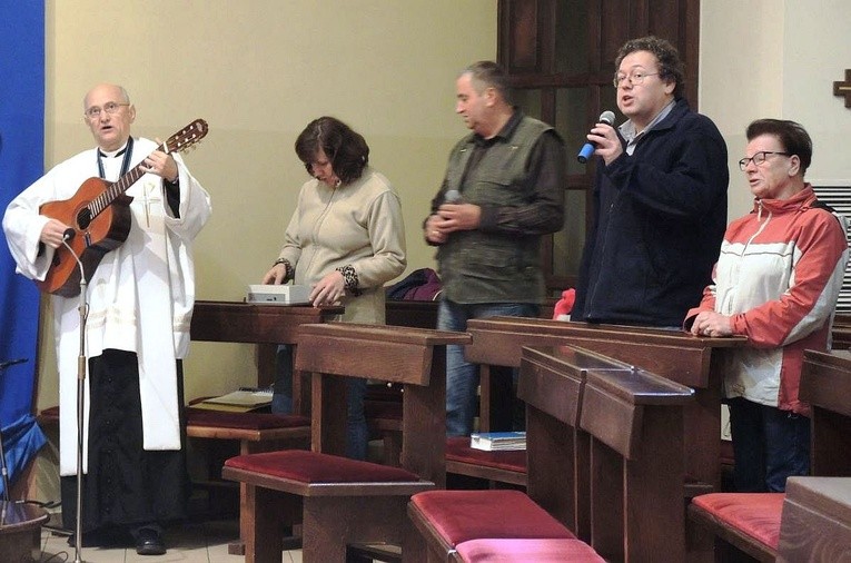 Od lipca br. mieszkańcy Bier razem ze swoim proboszczem przygotowują Wieczory Uwielbienia w intencji ożywienia wiary w parafii