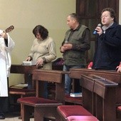 Od lipca br. mieszkańcy Bier razem ze swoim proboszczem przygotowują Wieczory Uwielbienia w intencji ożywienia wiary w parafii