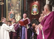 ◄	Metropolita wymienił nazwiska zmarłych biskupów oraz administratorów archidiecezji gdańskiej i diecezji pelplińskiej, a także księży, którzy odeszli do wieczności w minionym roku.