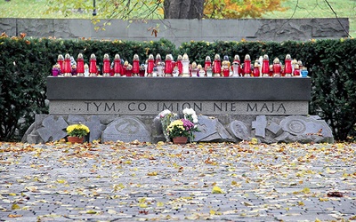 ▲	CNC symbolizuje wszystkie nieistniejące już miejsca pochówku, zniszczone przez burzliwe dzieje i zawieruchy wojenne.