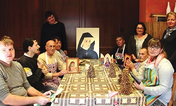 – Autorką obrazu św. s. Faustyny jest śp. Maria Gruca, która ostatnich 10 lat życia związała z ŚDS. Tu rozwinęła swoje malarskie skrzydła – mówi S. Szczepaniak. Na zdjęciu (stoi w głębi, w okularach) z uczestnikami warsztatu rękodzielniczego.