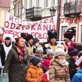 W historycznych strojach i z narodowymi symbolami uczniowie przeszli przez Łowicz.