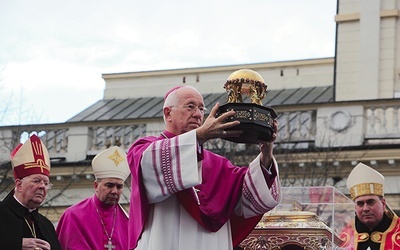 Ordynariusz łowicki bp Andrzej F. Dziuba błogosławi relikwiarzem na cztery strony świata.