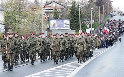 Uczestnicy Mszy św. za ojczyznę przemaszerowali na cmentarz wojskowy w Bielsku-Białej.