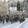 Uczestnicy Mszy św. za ojczyznę przemaszerowali na cmentarz wojskowy w Bielsku-Białej.