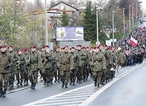 Uczestnicy Mszy św. za ojczyznę przemaszerowali na cmentarz wojskowy w Bielsku-Białej.