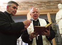 	Abp Marek Jędraszewski z inicjatorem centrum  ks. Janem Nowakiem.