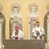 ▲	Bp Jan Kopiec namaszcza ołtarz podczas uroczystości poświęcenia kościoła.