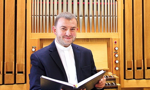 Ks. mgr lic. Adam Kozak jest wykładowcą w Diecezjalnej Szkole Organistowskiej II stopnia i Studium Muzyki Kościelnej w Gliwicach. Święcenia kapłańskie przyjął w 2007 roku  w Gliwicach. W latach 2010–2015 studiował muzykologię i liturgikę na KUL. Jest członkiem komisji synodalnej ds. liturgii.