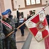 W katedrze obecni byli także przedstawiciele służb mundurowych, poczty sztandarowe, kombatanci i harcerze.